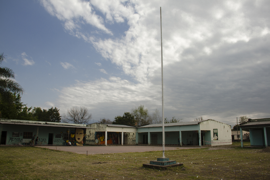 CELS_Argentina's tweet photo. ◾️Escuelita de Famaillá, Tucumán

Fue usada como centro clandestino de detención en 1975, durante el Operativo Independencia. Unas 2500 personas estuvieron detenidas, en lo que se considera el inicio del terrorismo de Estado como práctica sistemática y masiva.

📷@EscFamailla https://t.co/NtkNNfEDcb