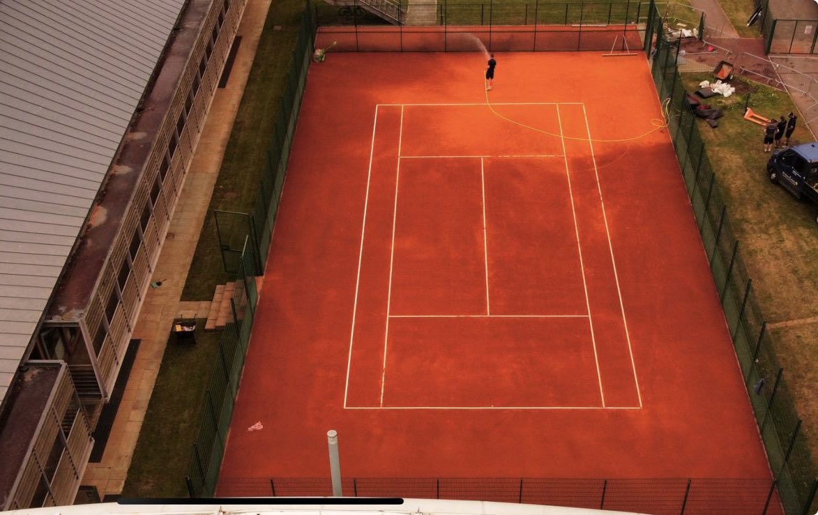 ClayServices's tweet photo. Drone view of the installation of the Red Plus court at the National Tennis Centre… we are biased but clay is beautiful ❤️ 🎾 

#claycourt #hybridclay #tenniscourt #lta #beautiful #droneview #italianclay #redplus #claycourtservices #playonclay #NTC #nationaltenniscentre #teamgb https://t.co/jXARX61u7r
