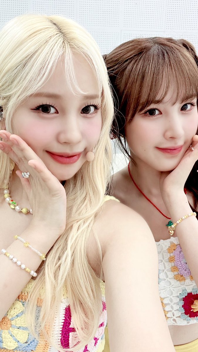 _Weeekly's tweet photo. 역시 최강 우정 04장! 🎀💕

#위클리 #Weeekly
#이재희 #LeeJaehee
#지한 #Jihan
#Bliss #LIGHTS_ON 
#Weeekly_LIGHTS_ON https://t.co/AOlbRuJ9ta