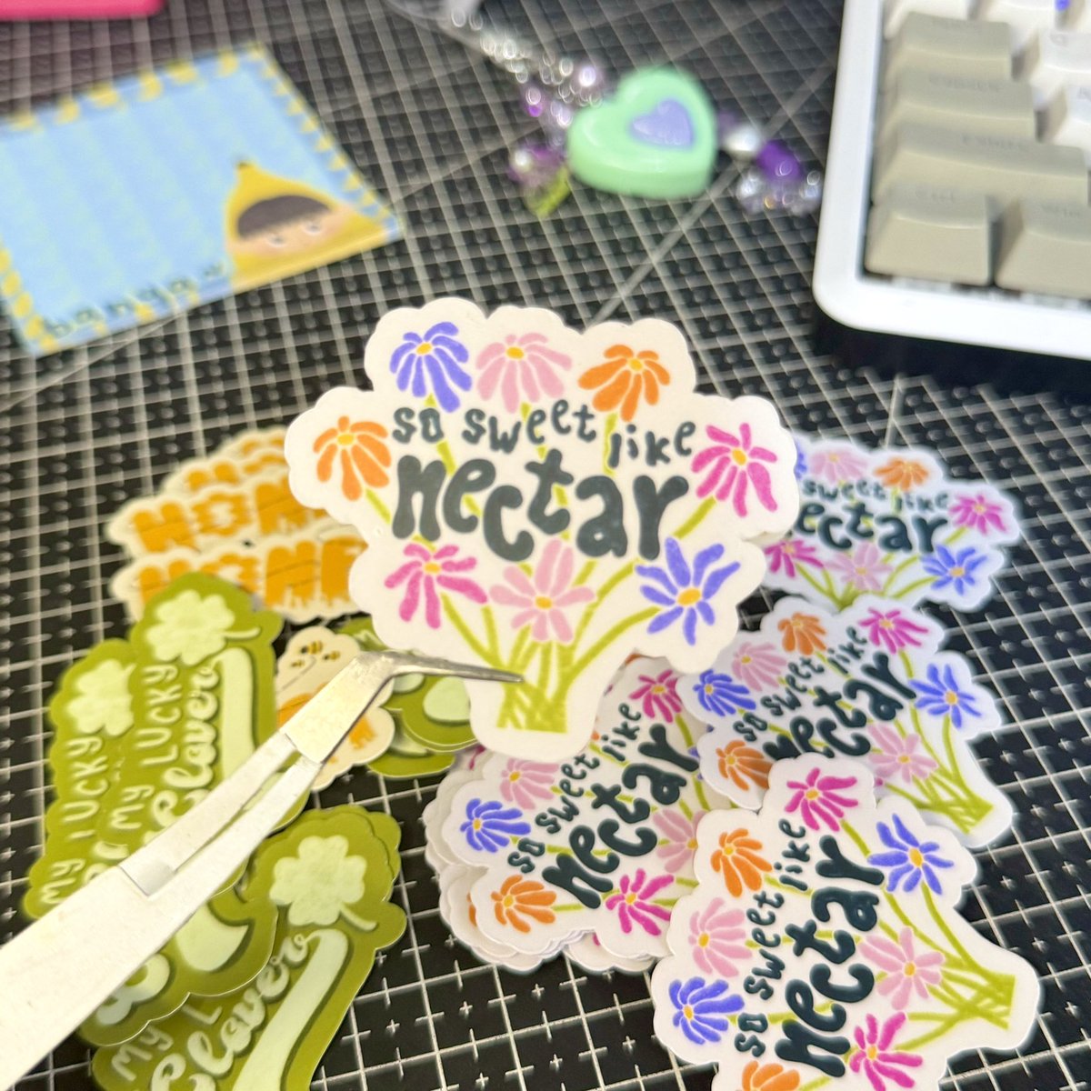 gomawoahph's tweet image. ⊹ ࣪ ˖₊˚⊹⋆ so sweet like nectar ♪

get these tbz lyric stickers at #TheBScribblesSociety

pre-order for pick-up
🌤️ 07/15 - 07/22
🗓️ 08/04 @ mabuhay tea house
🛒bit.ly/3y57sUv

for non-attendees who want to order, send us a dm ♡