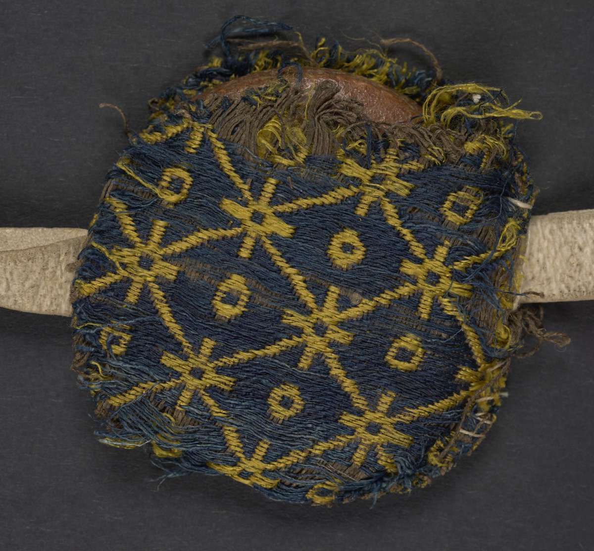 The seal of Empress Matilda in 1141-42, enclosed in its own silk bag, patterned in blue and yellow threads (Add Ch 75724)

blogs.bl.uk/digitisedmanus…