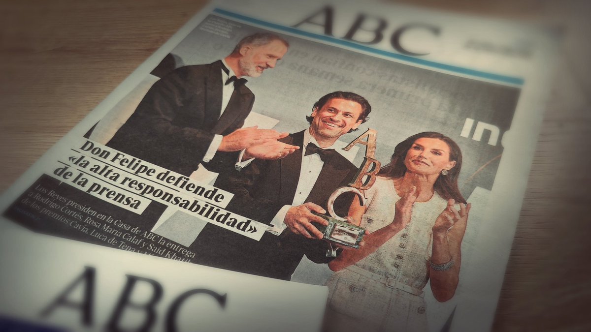 rodrigocortes's tweet photo. Dos consejos: 1. Si vas a ser portada de @abc_es, asegúrate de que sea por algo alegre. 2. Si un amigo te escribe algo bonito en el minidiario de la cena de los #Cavia, intenta que te lo diga antes, para tener preparada la reacción.

Gracias, Juan. (Emoticono de corazón). https://t.co/ztx2KzkX1o