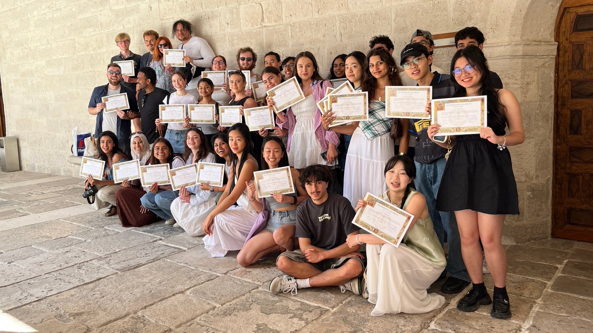 idiomasuva's tweet image. Añadimos otra entrega de diplomas a nuestros libros de los Cursos de Español de la @UVa_es. ¡Enhorabuena a los estudiantes de @CSUSM y @Sydney_Uni! 🙌 #SpanishinValladolid