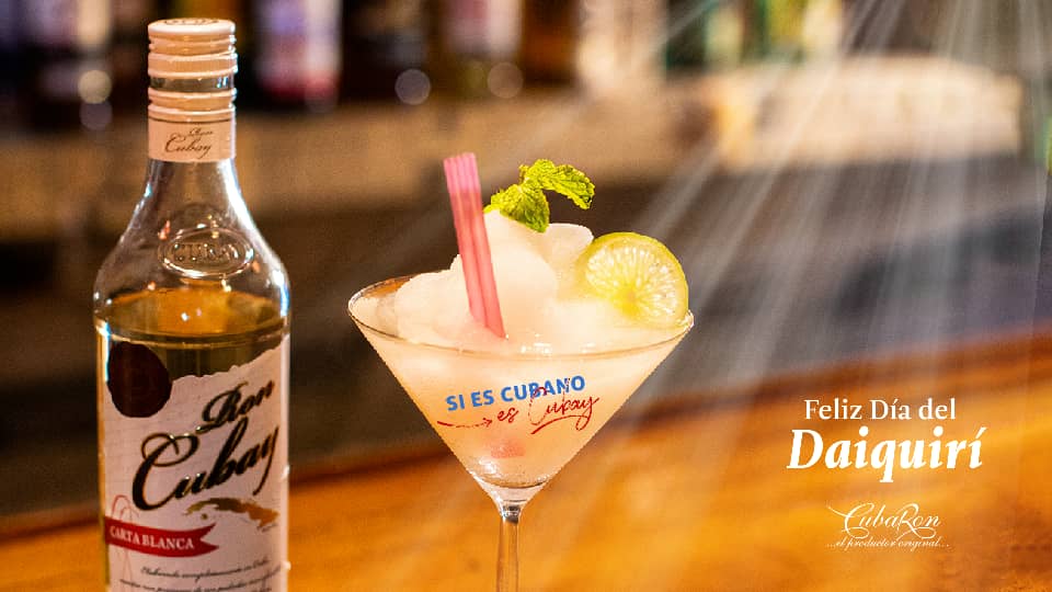CubaRonSA's tweet photo. Hoy no solo celebramos un clásico cóctel sino también un estilo, una historia y un auténtico sabor. En el Día Internacional del #Daiquirí🇨🇺...¡¡¡Disfrútalo con #Cubay🇨🇺🍹, #RonPerla y #RonIslaDelTesoro!!!
#SiEsCubanoEsCubay
#CubaRonSA
#ElSecretoMejorGuardado
#CubaÚnica👇 https://t.co/K6aOSB89JK