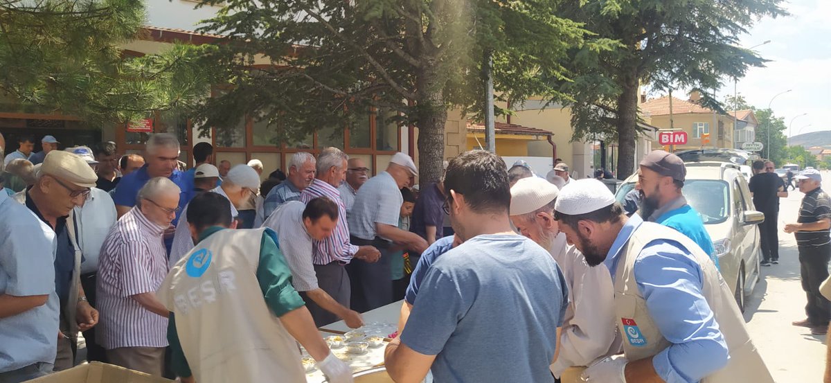 Adını ben koydum diyen Gavsi cihan Hz lerinin sevinci Beşir derneği aşure dağıtım hizmeti yapılmıştır.hayırlara vesile olsun inşaallah.