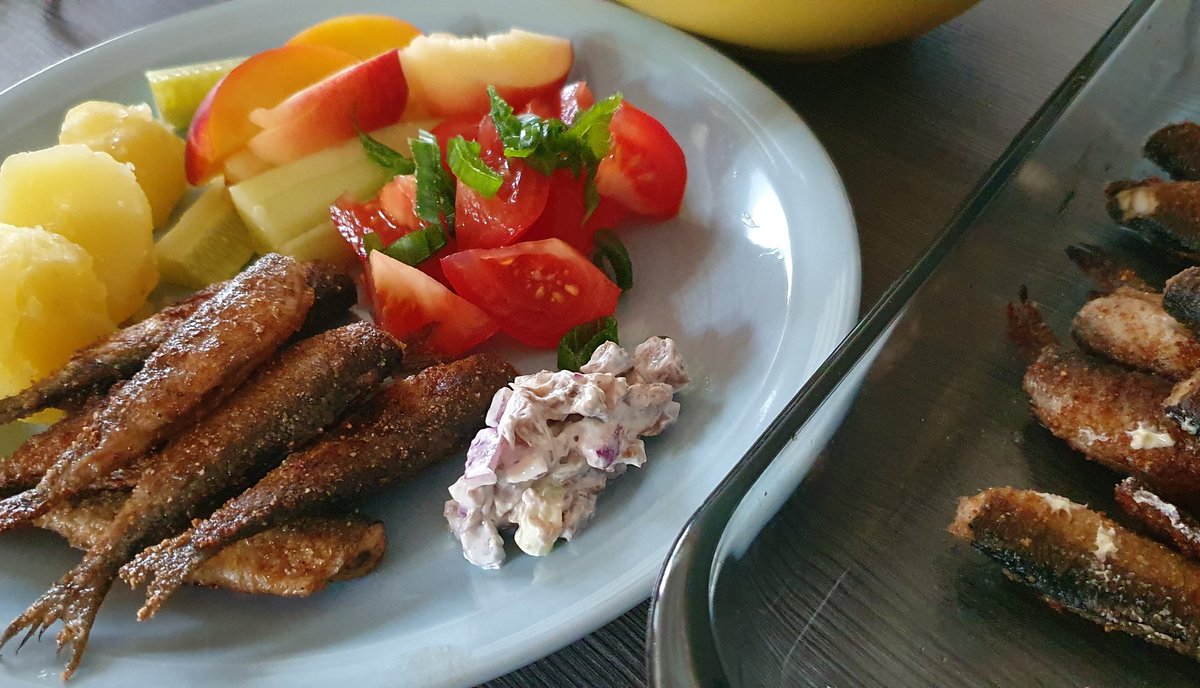 AnnamaiVi's tweet photo. Paistoin kerralla kahdeksi päiväksi! Tietysti voissa! 😋 #muikut ( Poikkeuksellisesti valmiiksi peratut! Kun itse perkaan, en ota päitä irti.) https://t.co/aXmr2s7Fex