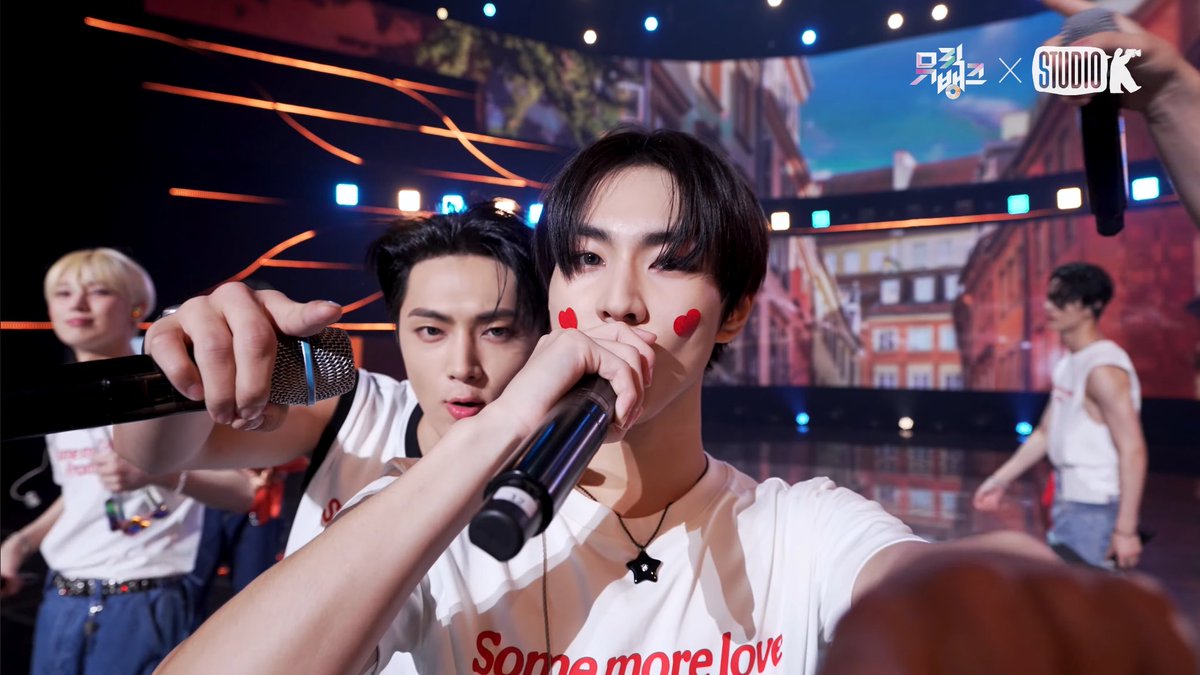 pocketzgallery's tweet photo. the heart sticker and their smiles they're so cutie 😭 #sunoo #jungwon https://t.co/BWeKc2zhg3