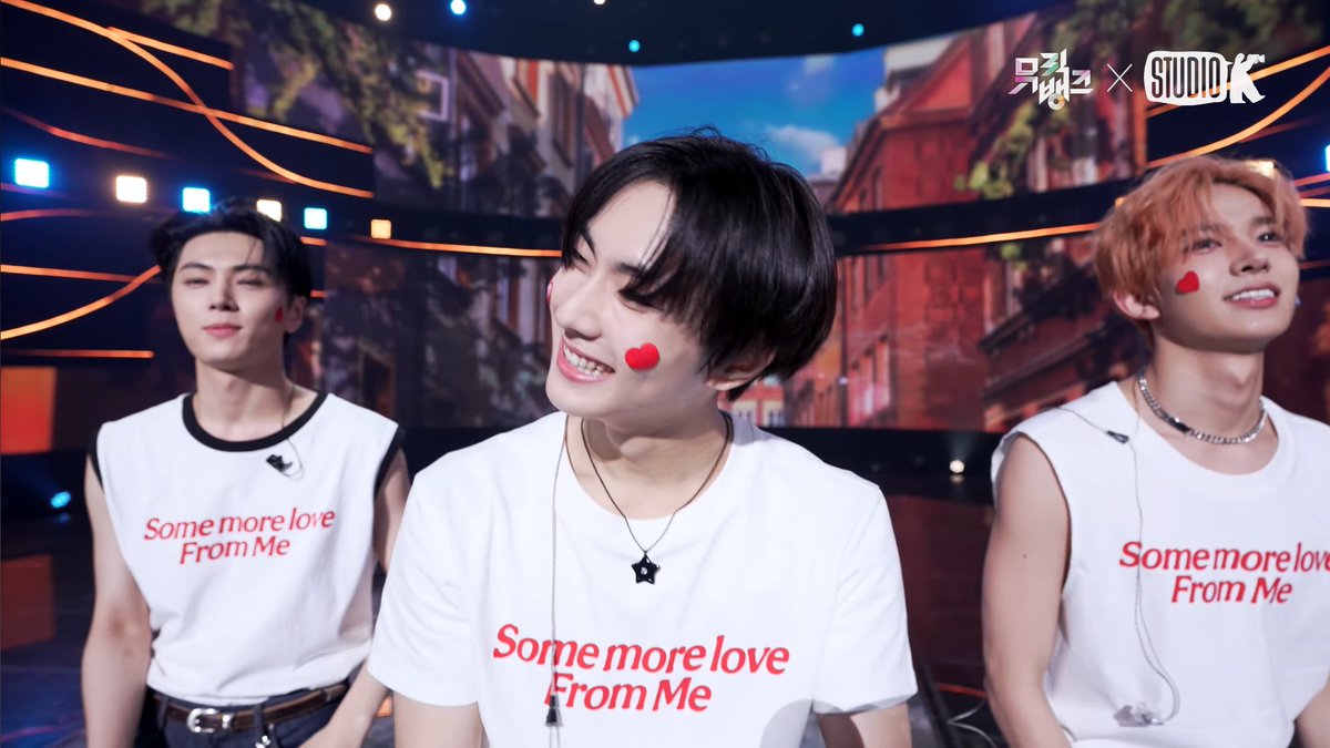 pocketzgallery's tweet photo. the heart sticker and their smiles they're so cutie 😭 #sunoo #jungwon https://t.co/BWeKc2zhg3