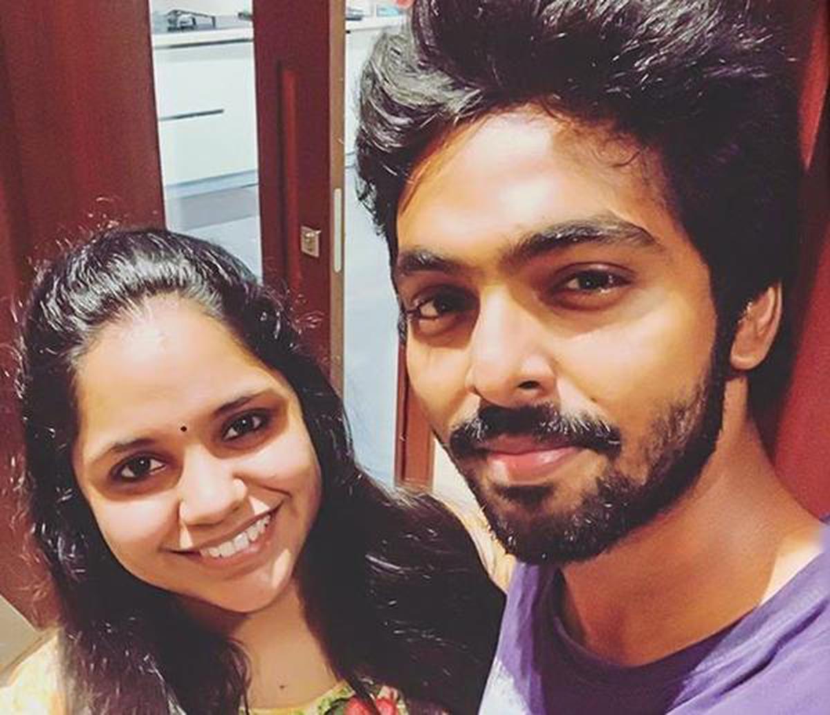 #Varunan First Single #Kaadhale Lyric Video Song Out Now 🤩 

Link : youtu.be/hbwaivE0EcI

Vocal:  GVPrakash - Saindhavi ❣️