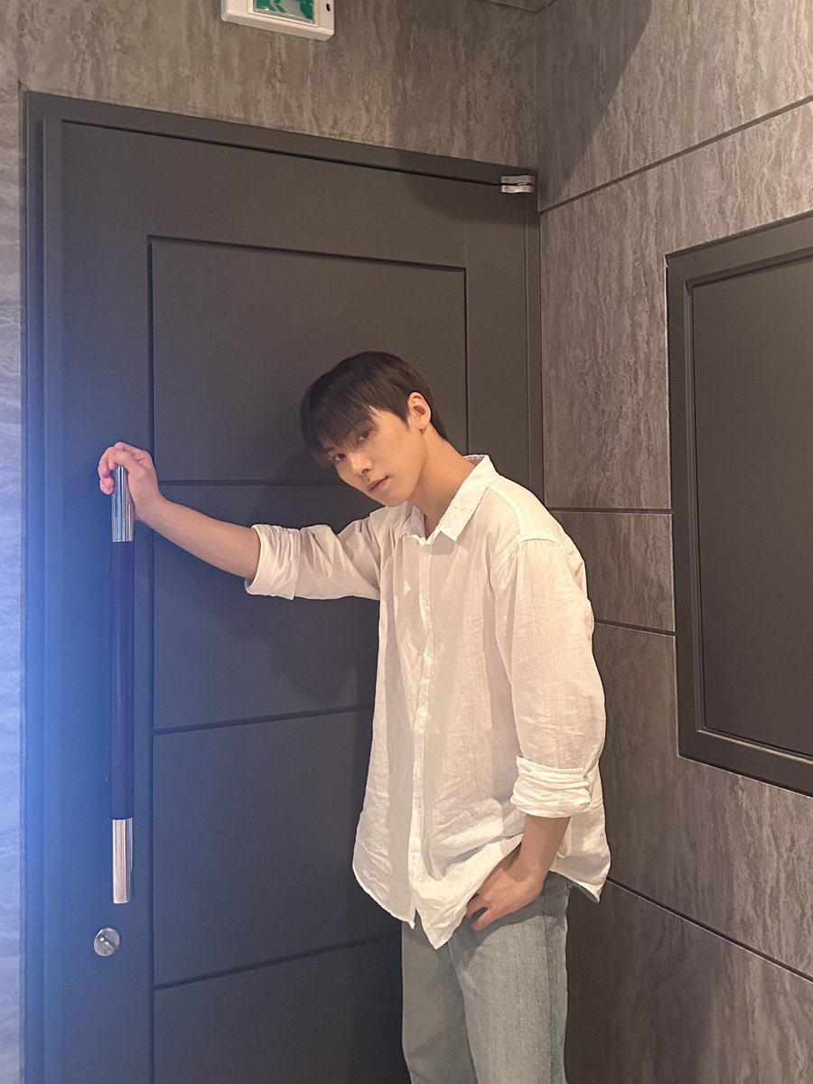 wonijin_ent's tweet photo. [📸]
240719 팬사인회 : 애플뮤직

\랔랔‼️/
문이 열리네요〰️
라키가 들어오죠🎶

오늘도 하모 마음에 출석 완💕

#라키 #ROCKY
#하모 #HAMO
#BLANK #JEALOUSY https://t.co/ZfRmbcqYNm