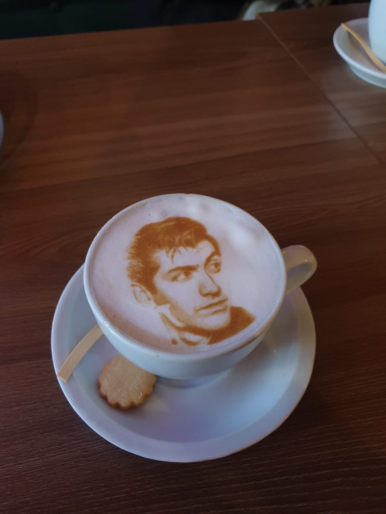 faz um ano que eu tomei um café com a cara do alex turner 😭