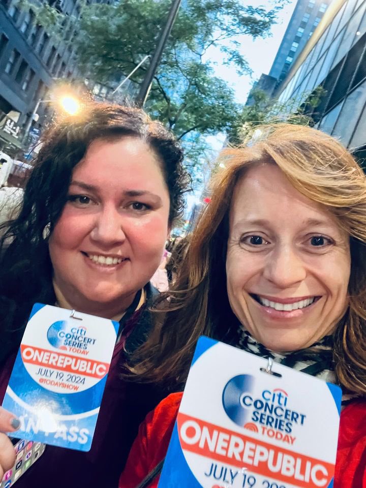 SabaLoftus's tweet photo. Enjoying @OneRepublic in #NYC on the @TODAYshow w/ my cousin Heidi 🇩🇪 ! 

Breaknews tech blackout?

Head home this weekend 🇮🇪 to Cork #RandomFun #techblackout https://t.co/4rdHROixr5