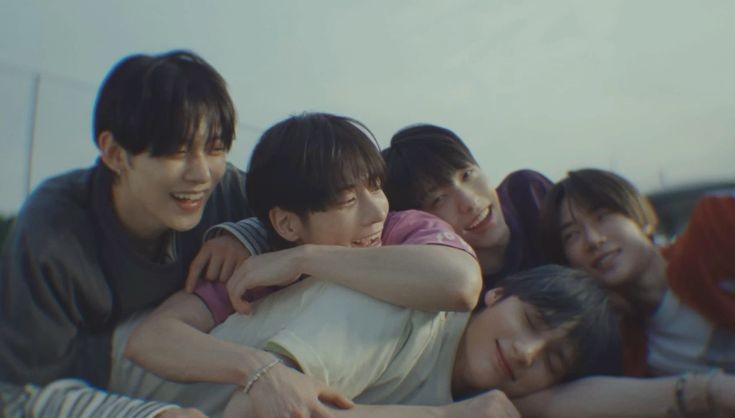 cherisheves's tweet photo. be loud MOAs!! what's so hard about treating them right for once??

HYBE TREAT TXT BETTER 
HYBE STOP MISTREATING TXT
BIGHIT TREAT TXT BETTER 
BIGHIT STOP MISTREATING TXT

@HYBEOFFICIALtwt
@BIGHIT_MUSIC @TXT_bighit https://t.co/7U28jDlR9u
