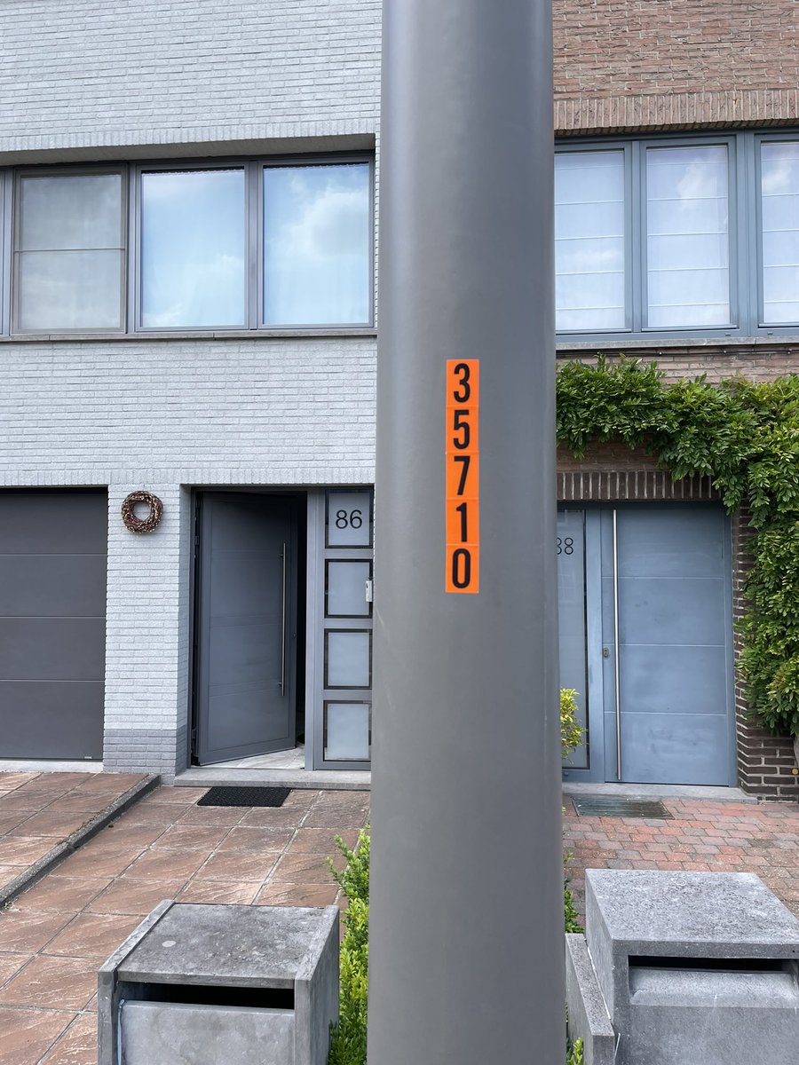 cpharpias's tweet photo. @2180_Ekeren @Stad_Antwerpen Bij de installatie van de nieuwe verlichtingspalen te Konijnenberg 86 (die veel minder licht geven dan de vorige) waren ze al beschadigd 🙃 zie bijlagen https://t.co/VBVAADkfa8