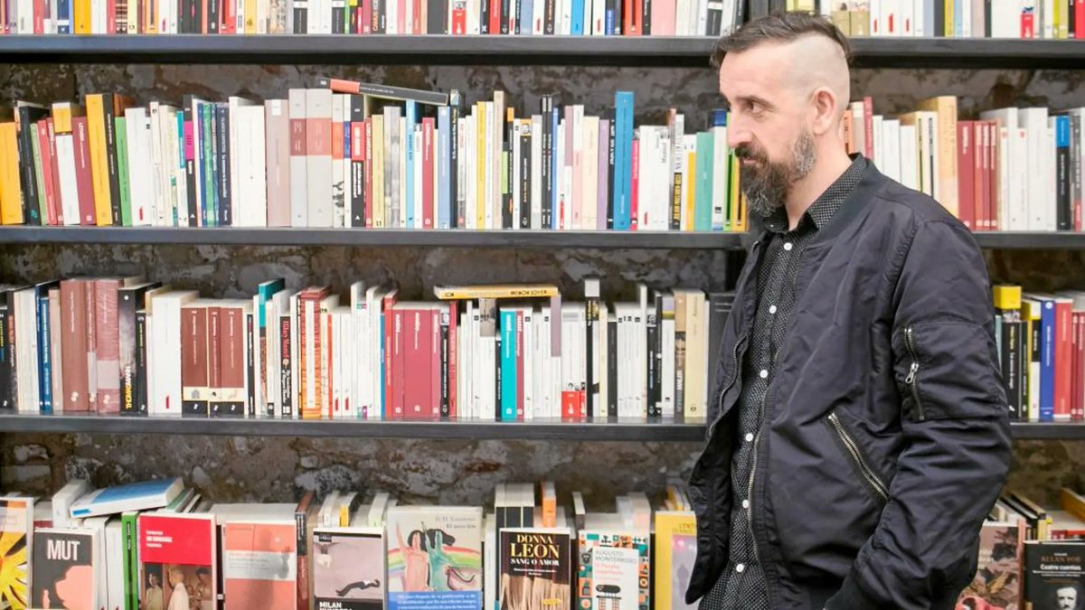 salapoeteca's tweet photo. 2 – Javier Calvo (Barcelona, 1973), escritor y traductor, uno de los más importantes de España en los últimos 25 años. Son más de 150 autores traducidos, donde los que pueden resaltar son #DavidFosterWallace, #AleisterCrowley, #DonDeLillo, #AlanMoore, #DavidPeace. https://t.co/2Bk9Qss0p0