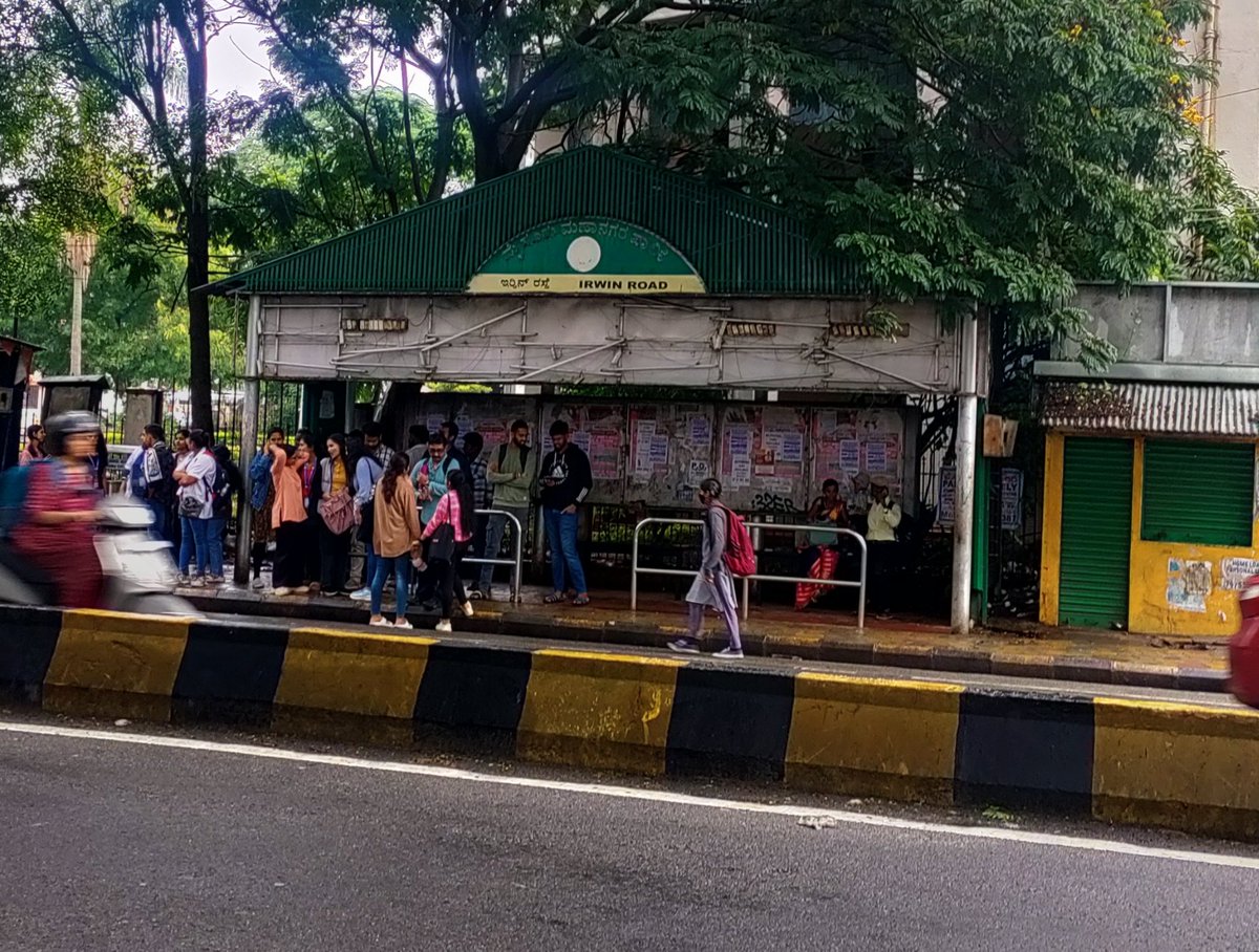 javalimane's tweet photo. ಮೈಸೂರು ಭಾರತದ ಸ್ವಚ್ಛ ನಗರಗಳಲ್ಲಿ ಒಂದಾಗಿದೆ ಮತ್ತು ಪ್ರವಾಸಿತಾಣ ಆದರೂ ಕೆಲವು ಬಸ್ ನಿಲ್ದಾಣಗಳನ್ನು ಮೈಸೂರು ಸಿಟಿ ಕಾರ್ಪೊರೇಷನ್ ಕಳಪೆಯಾಗಿ ನಿರ್ವಹಿಸುತ್ತದೆ. ಜಾಹೀರಾತು ಪೋಸ್ಟ್‌ಗಳು, ಕೊಳಕು ಬೋರ್ಡ್‌ಗಳು, ಮಳೆ ಅಥವಾ ಬಿಸಿಲು ರಕ್ಷಣೆ, ಹಾಗೆಯೇ ಬಸ್ ನಿಲ್ದಾಣದ ಮುಂಭಾಗದಲ್ಲಿರುವ ಸಾರ್ವಜನಿಕ ಶೌಚಾಲಯಗಳನ್ನು ನಿರ್ವಹಿಸಲಾಗಿಲ್ಲ. https://t.co/XEfVtXHHJU
