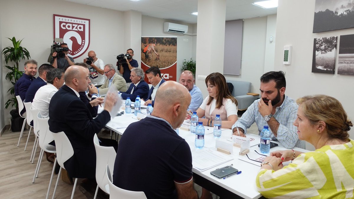 🐗Reunión sobre los perjuicios del jabalí a la agricultura valenciana y sobre seguridad y salud pública
🐗Reunió sobre els perjuís del senglar a l'agricultura valenciana i sobre seguretat i salut pública
👥Fed. Caza + <a href="/generalitat/">Generalitat</a> + Diputaciones
📸DG Maria Àngels Ramon-Llin