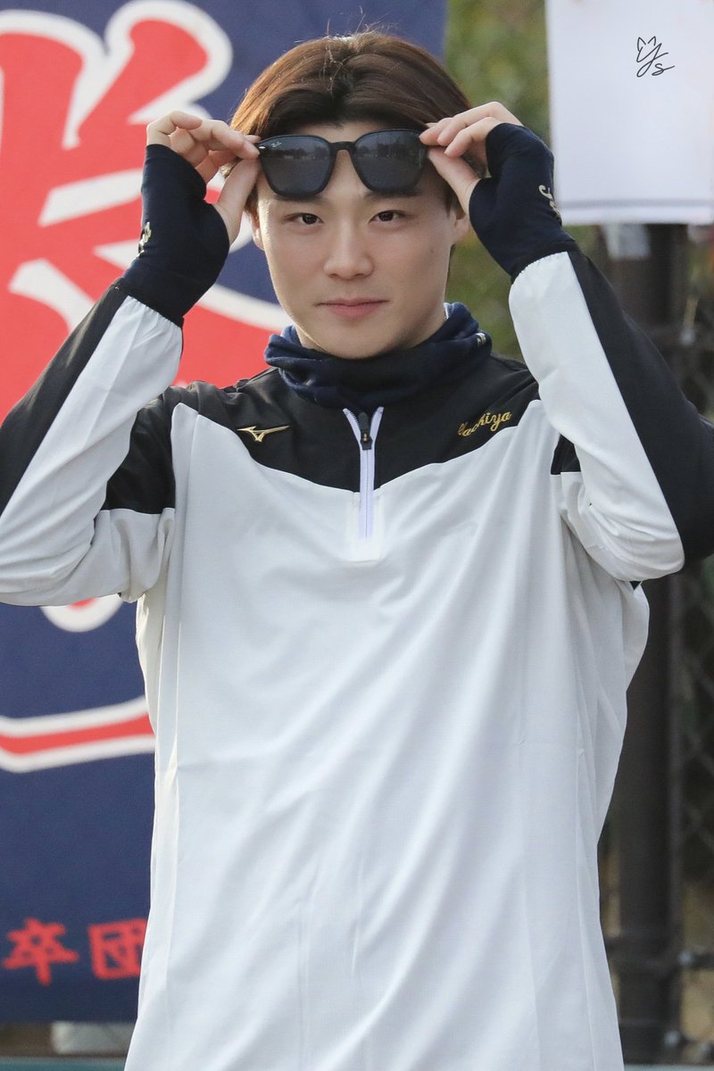 _11_63's tweet photo. 夕陽に照らされる福也さん☀️
#山﨑福也 選手
#lovefighters https://t.co/yRoeBLilnj