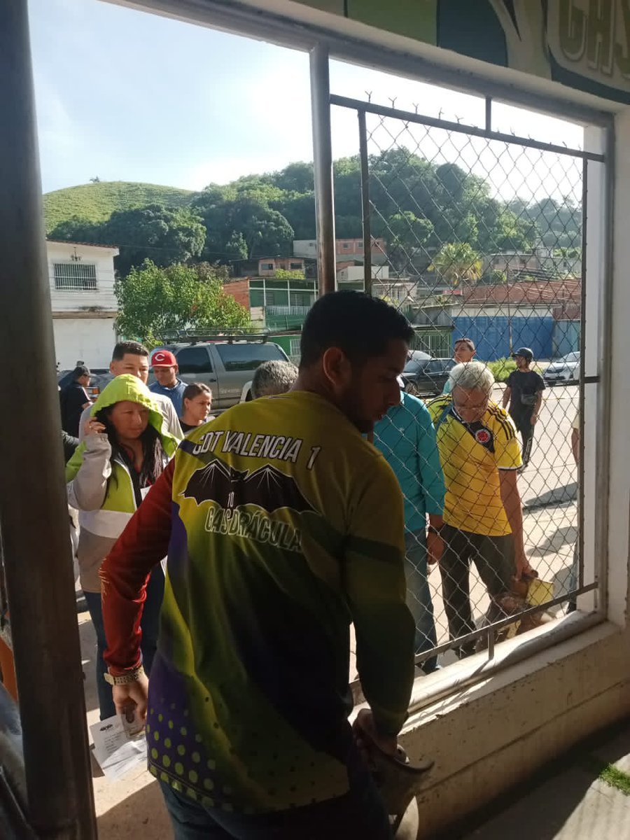 Miles de hogares carabobeños atendidos por este servicio realizado por cientos de comprometidas voluntades. Ejercicio regional de gobierno para la paz y bienestar social, esfuerzo de provecho colectivo. Ayer distribuimos a 4.381 familias, 4.752 bombonas y 26.355 litros de granel