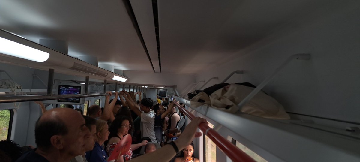 Superllisti's tweet photo. Avui la #tortura by @Renfe ha estat no tenir aire acondicionat (en dia de punta de calor). Pas mal. Tothom en mode sauna

Els que anem en Rodalies estem entrenats per tot. Som la part de la població que resistiríem qualsevol invasió extraterrestre..👽👽 https://t.co/IvOtT8S5ze
