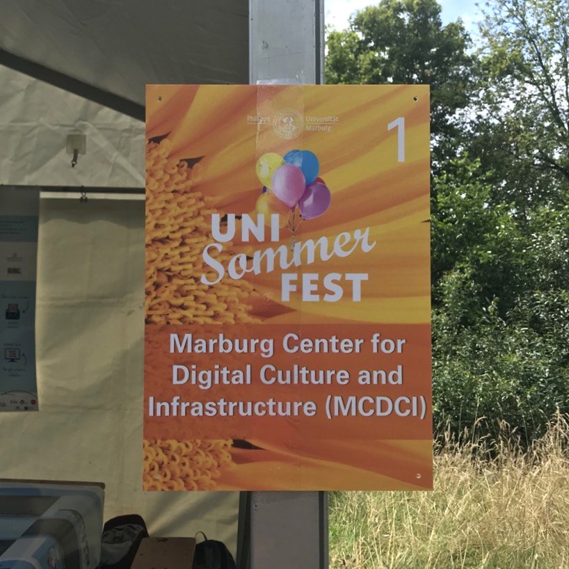 #DAVIF ist heute natürlich auch auf dem Uni-Sommerfest der <a href="/Uni_MR/">Philipps-Universität</a> vertreten - und das direkt als Teil des 1. Stands des MCDCI <a href="/Cultural_Data/">MCDCI</a>. Kommt vorbei! ☺️

Alle Infos 👉 uni-marburg.de/DF1cRJ 

#FeministischeFilmgeschichte #DigitaleFilmwissenschaft #DigitalHumanities
