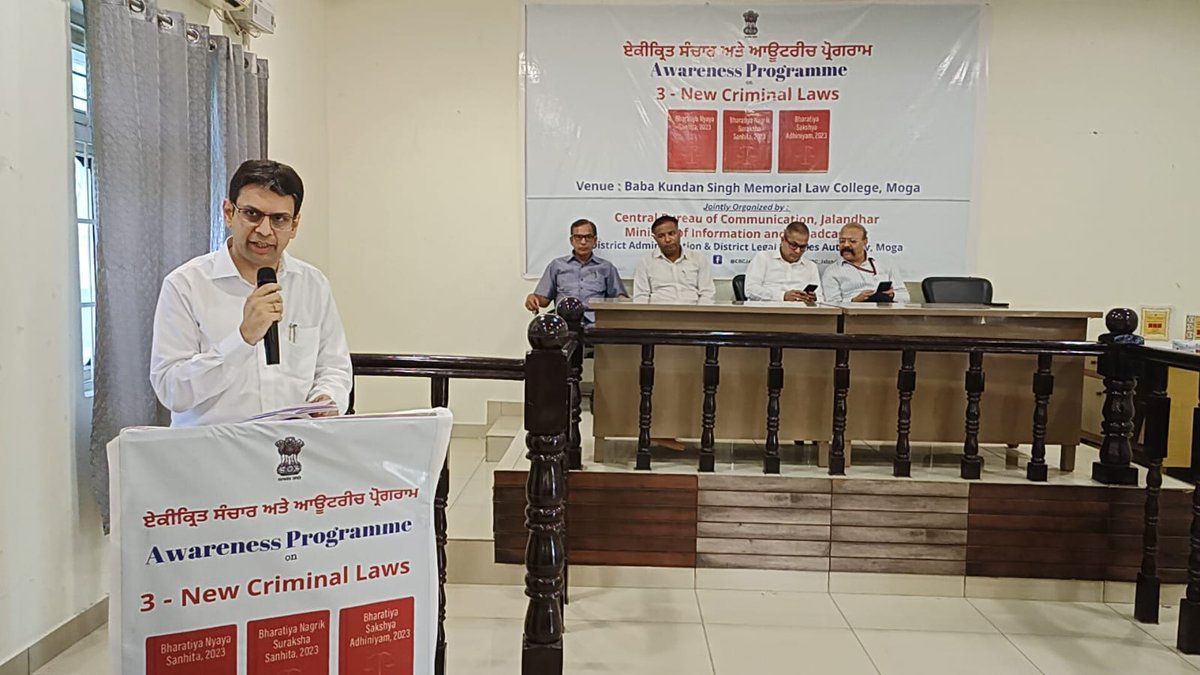CBCJalandhar's tweet photo. #SamirGupta, Chief #LegalAid #DefenceCouncil #DLSA #Moga informed #BKSMemorialLawCollege Students on #threenewcriminallaws during @CBCJalandhar org. awareness prog. A random quiz also conducted. Winners awarded. (2/2)

#NewCriminalLaws

@MLJ_GoI @arjunrammeghwal
@indSupremeCourt https://t.co/BtCsQVAK7v