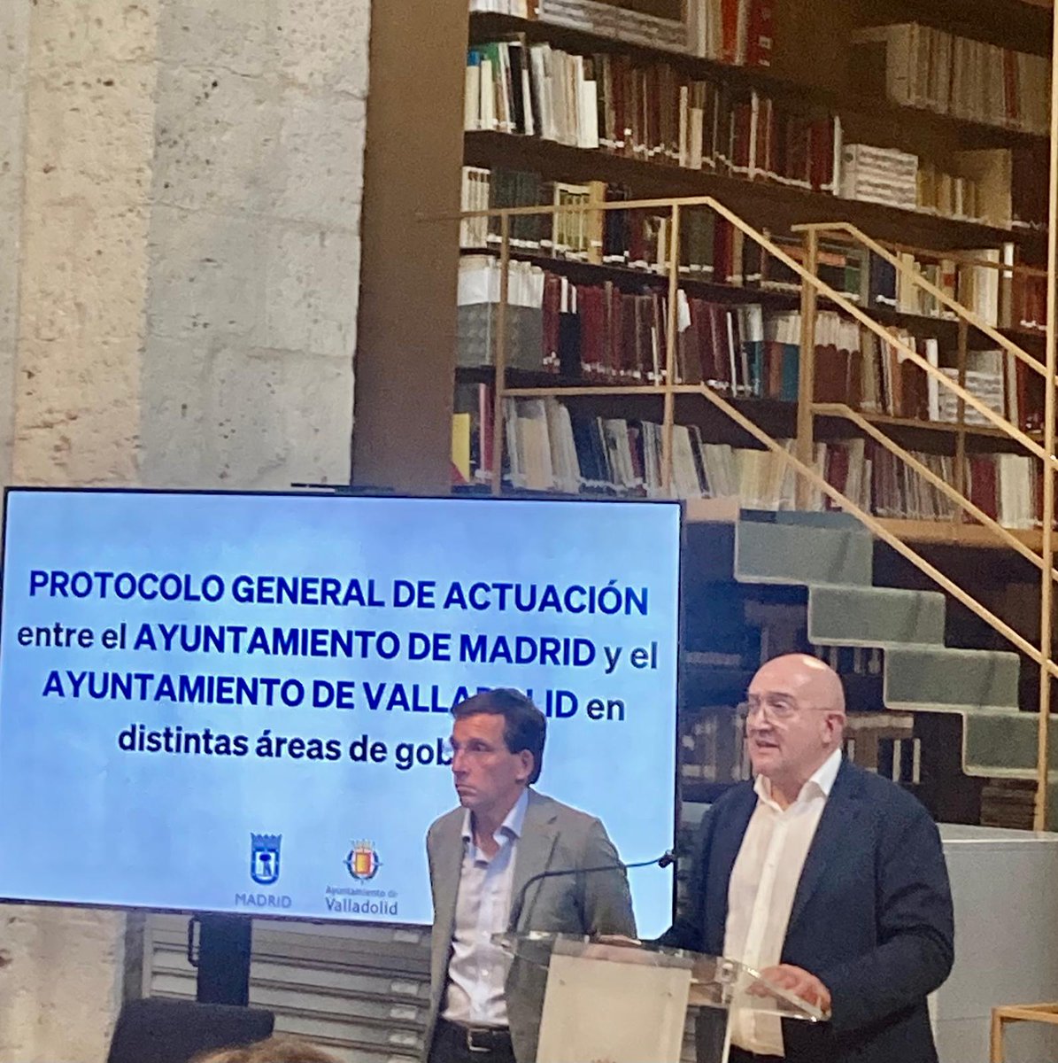 AMVA_VLL's tweet photo. El alcalde de Madrid, José Luis Martínez-Almeida y el alcalde de Valladolid, Jesús Julio Carnero, han firmado hoy en el AMVA un protocolo general de actuación con el objetivo de impulsar la colaboración entre ambos ayuntamientos en diversos ámbitos de interés https://t.co/RDyzqYgklA