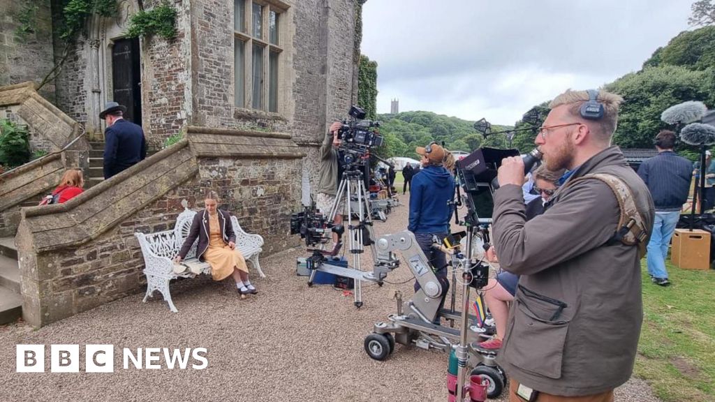 ALLTHESWNEWS's tweet photo. BBC series filming continues in Devon and Cornwall https://t.co/2LLYXXwg12 https://t.co/nuE9KyKSH7