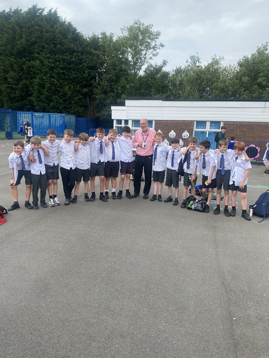 Nicolapower_'s tweet photo. Yesterdays school run was very emotional, there will be tears at the final school run this afternoon! @saintoswalds 💙💛 https://t.co/mRHW4t7UmL