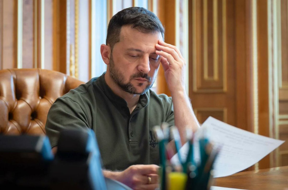 nexta_tv's tweet image. Zelenskyy identifies Russia&apos;s only advantage in the war against Ukraine

&quot;Their intelligence is weaker. Their diplomacy has turned into simple bribes, lies, or threats. The only competitive advantage Putin still has is a large stockpile of Soviet-era weapons, money, and a…