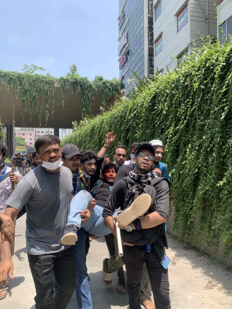 mew_meew_meow's tweet photo. Students of BRAC University were under attack. These pictures were taken yesterday on 18th july 2024.
#BRAC #BRACUNIVERSITY #Bangladesh #BangladeshBleeding #Bangladeshstudentprotest #SaveBangladeshiStudents #StarLinkforBangladesh https://t.co/9PmpRO06jE