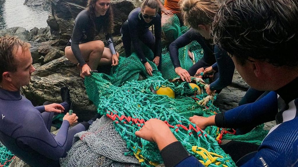 ALLTHESWNEWS's tweet photo. Bundle of fishing gear recovered by north Cornwall group https://t.co/LLt7wi2nG2 https://t.co/6CyhkDQ4ys