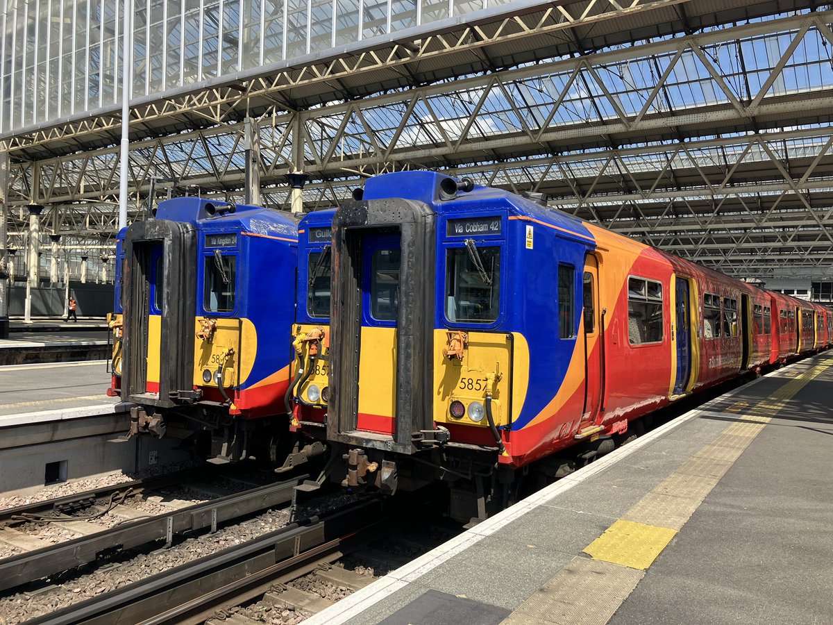 TrainsTg's tweet photo. Class 455s at Waterloo, since I happen to have fallen onto one while up to other things.

One observation for those who might know, why have the platform end gantries been built with OHLE clearance?

Standard design or “you never know” thinking perhaps? https://t.co/B5eSkj0SPb