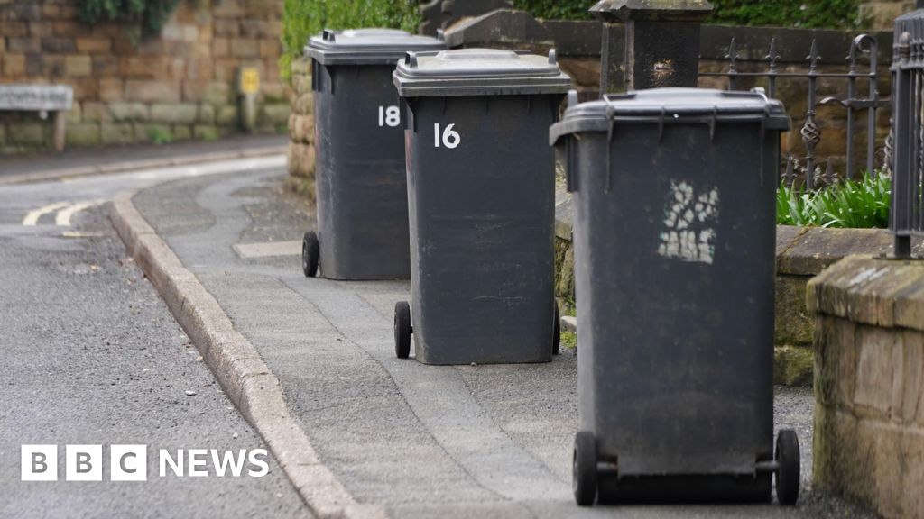 ALLTHESWNEWS's tweet photo. Black bin collection moved to every three weeks https://t.co/WSSd64nIuM https://t.co/Pl8rxNkNHP