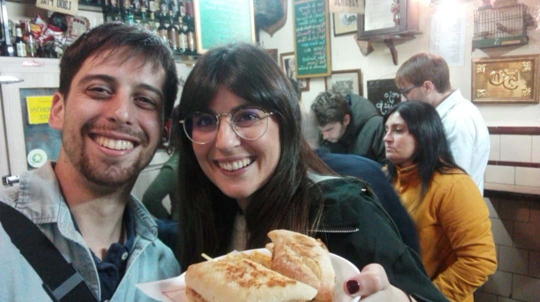 En esta foto, <a href="/JuanLuesia/">Juan F. Luesia</a> acababa de llegar a Sevilla para comenzar su tesis. Esta tarde la defiende, y solo espero que pueda disfrutar, cómo mínimo, lo que disfruto ese día comiendo por 1a vez 1 montadito de pringá. Vas a bordarlo, melón. Ojalá poder estar allí para celebrarte💙