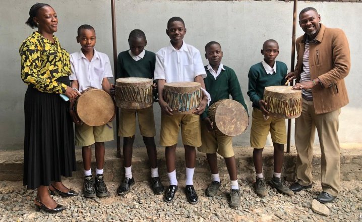 adlgtz's tweet photo. Katika kudumisha ujirani mwema na Shule ya Msingi, Ibeshi iliyoko Gedeli, Mkurugenzi wa @adlgtz Ndugu @kazikwanza amekabidhi ngoma zitakazitumika kwenye bendi na shughuli za sanaa hapo shuleni.
Karibuni tena majirani zetu. https://t.co/onRsd4XmSM