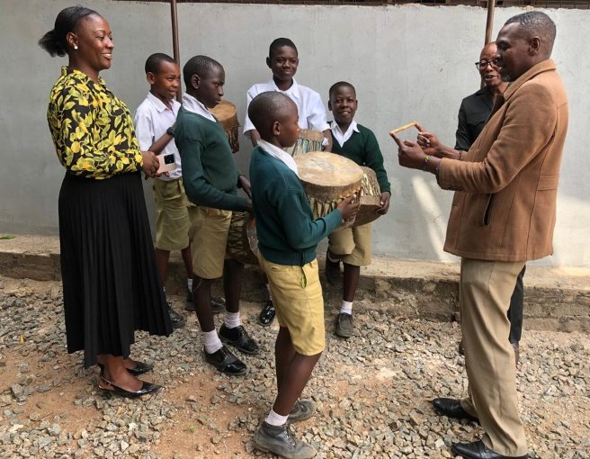 adlgtz's tweet photo. Katika kudumisha ujirani mwema na Shule ya Msingi, Ibeshi iliyoko Gedeli, Mkurugenzi wa @adlgtz Ndugu @kazikwanza amekabidhi ngoma zitakazitumika kwenye bendi na shughuli za sanaa hapo shuleni.
Karibuni tena majirani zetu. https://t.co/onRsd4XmSM