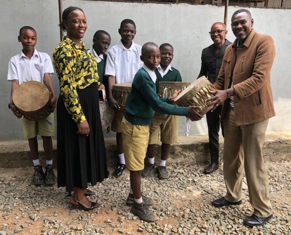 adlgtz's tweet photo. Katika kudumisha ujirani mwema na Shule ya Msingi, Ibeshi iliyoko Gedeli, Mkurugenzi wa @adlgtz Ndugu @kazikwanza amekabidhi ngoma zitakazitumika kwenye bendi na shughuli za sanaa hapo shuleni.
Karibuni tena majirani zetu. https://t.co/onRsd4XmSM