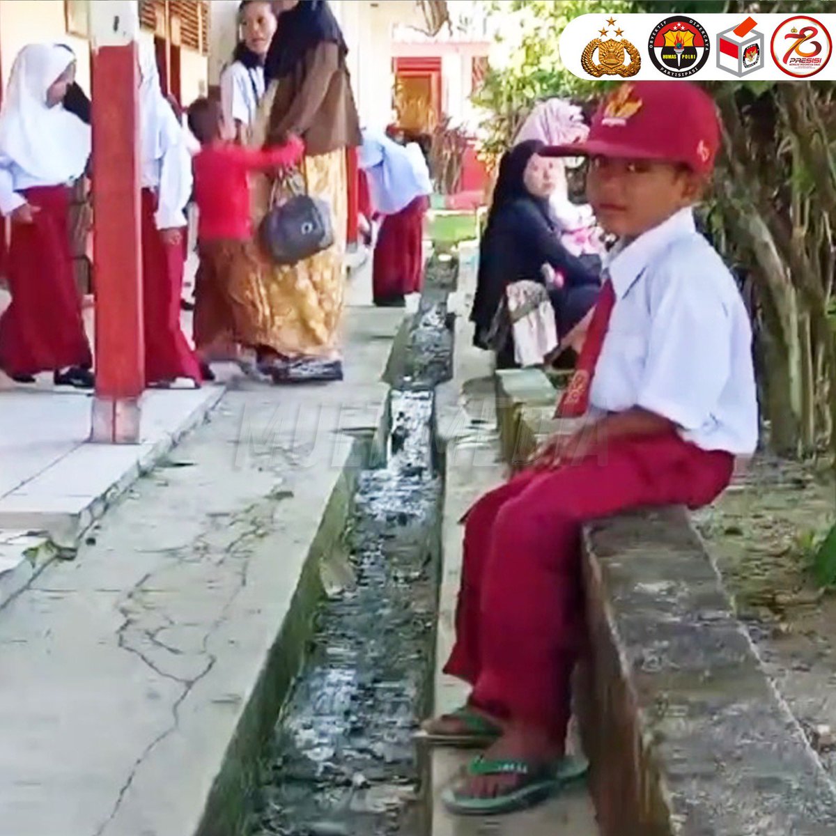 DivHumas_Polri's tweet photo. Polri melalui jajaran Polres Mamuju Tengah memberikan bantuan untuk mendukung pendidikan Firdaus (6), seorang anak Sekolah Dasar (SD) Inpres Kuo, Desa Kuo, Kecamatan Pangale, Mamuju Tengah, Sulawesi Barat. 

Karena keterbatasan ekonomi orang tua Firdaus, ia terpaksa menginjakkan kaki ke sekolah di hari pertama dengan memakai sandal jepit lusuh. Bantuan dari Polri terdiri dari dana usaha Rp 5 juta, 1 unit sepeda kecil, 1 unit sepeda besar, 1 unit tangki pompa air, cangkul, springbed, jam tangan, serta perlengkapan sekolah Firdaus berupa 4 pasang baju sekolah merah putih, sepatu, buku tulis, buku gambar, pulpen, dan pensil. 

"Terima kasih kepada bapak-bapak polisi yang sudah memberikan banyak hadiah. Saya akan rajin belajar supaya bisa menjadi orang yang sukses,” kata Firdaus sambil tersenyum ceria.
