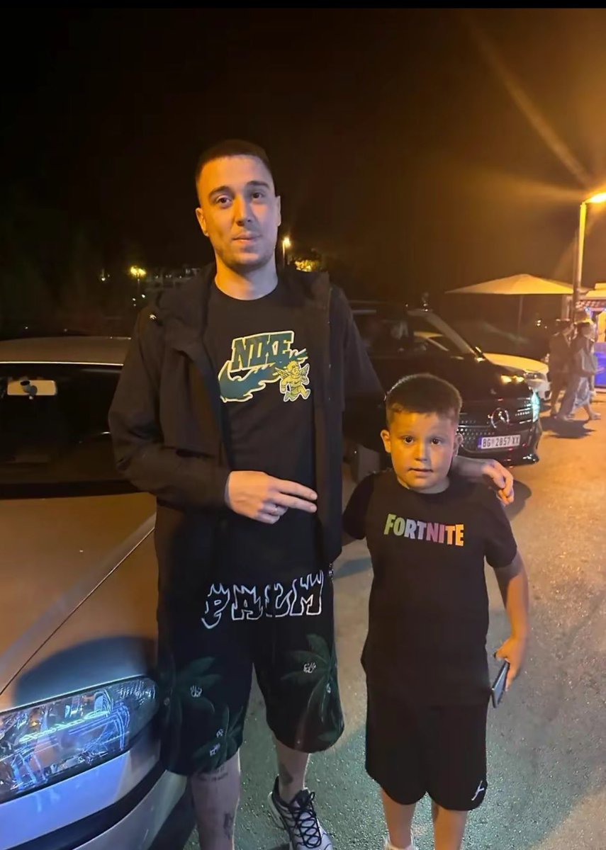 uno en un million tweet media