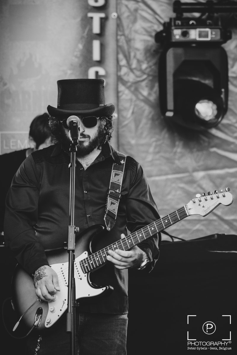 GybelsPeter's tweet photo. "Let the music do the talking..."
#musictalksmore #davidecavalieremusic #livemusic #letsrock #blackandwhite #inked #writteninblack #blackink #backinblack #portraitphotography #photography #photoshoot #portraits #genk #genkonstage #limburg #belgium https://t.co/lNyi0AwYiF
