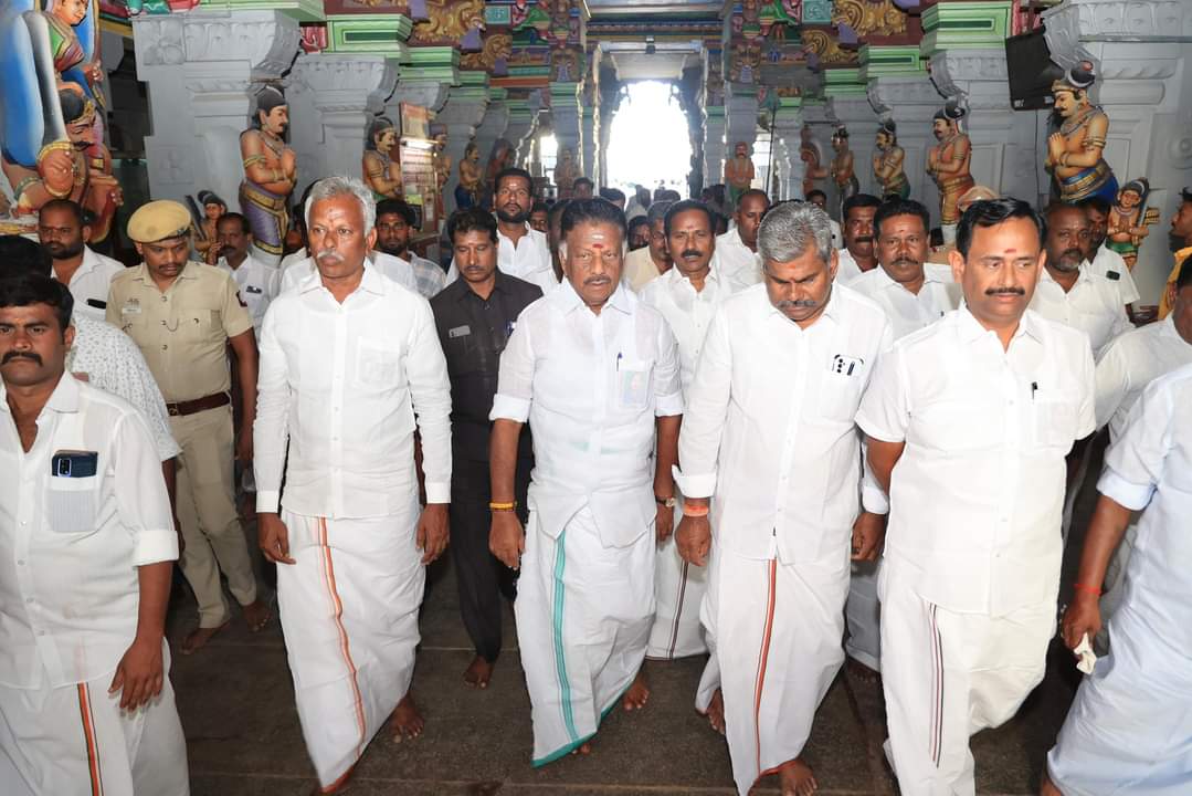 MohanDindigul's tweet photo. இராமநாதபுரம் மக்களவைத் தொகுதியில் தனக்கு வாக்களித்த வாக்காள பெருமக்களுக்கு நன்றி தெரிவிக்கும் முன்பு #ராமேஸ்வரம்_ராமநாதசுவாமி_கோயிலில்
ஐயா #ஓபிஎஸ் அவர்கள் சுவாமி தரிசனம் செய்தார்🙏🙏🙏
#AIADMKChiefOPS #opsforramnad https://t.co/tYelrrxrpj