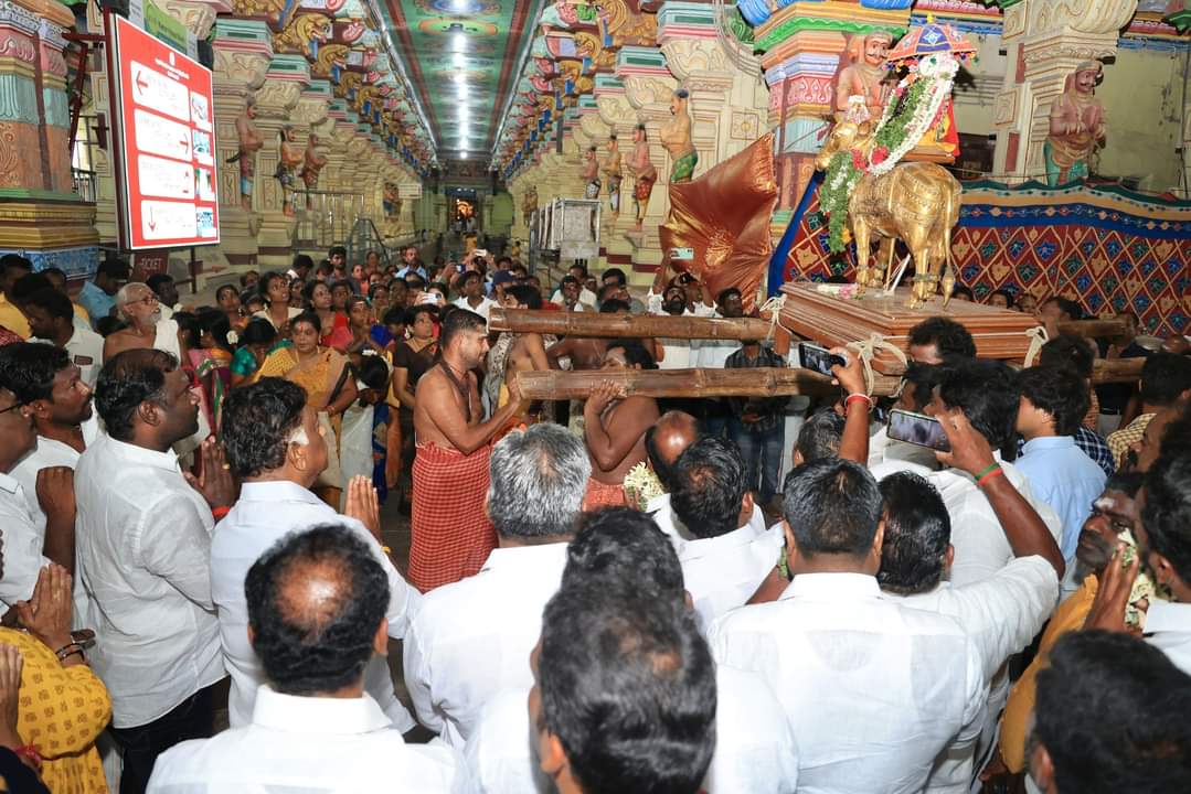 MohanDindigul's tweet photo. இராமநாதபுரம் மக்களவைத் தொகுதியில் தனக்கு வாக்களித்த வாக்காள பெருமக்களுக்கு நன்றி தெரிவிக்கும் முன்பு #ராமேஸ்வரம்_ராமநாதசுவாமி_கோயிலில்
ஐயா #ஓபிஎஸ் அவர்கள் சுவாமி தரிசனம் செய்தார்🙏🙏🙏
#AIADMKChiefOPS #opsforramnad https://t.co/tYelrrxrpj