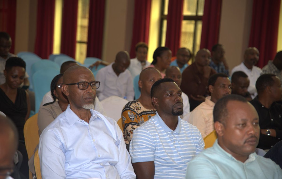 BailiffsRwanda's tweet photo. 1/2
Mu nama y'Inteko rusange ya #PBA,Umunyamabanga uhoraho muri @Rwanda_Justice akaba n'intumwa nkuru yungirije ya Leta @mboneratheo yashimye uruhare rw'Abahesha b'Inkiko mu butabera, cyakora anenga bake muri bo bagikora amakosa akomeye nko kugundira ubwishyu bw'abo bishyuriza. https://t.co/HmRmnZRoYL