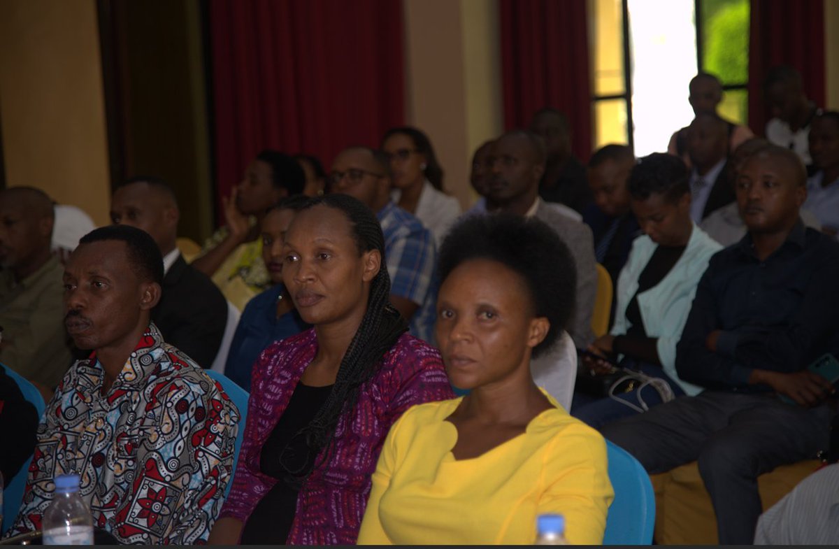 BailiffsRwanda's tweet photo. 1/2
Mu nama y'Inteko rusange ya #PBA,Umunyamabanga uhoraho muri @Rwanda_Justice akaba n'intumwa nkuru yungirije ya Leta @mboneratheo yashimye uruhare rw'Abahesha b'Inkiko mu butabera, cyakora anenga bake muri bo bagikora amakosa akomeye nko kugundira ubwishyu bw'abo bishyuriza. https://t.co/HmRmnZRoYL