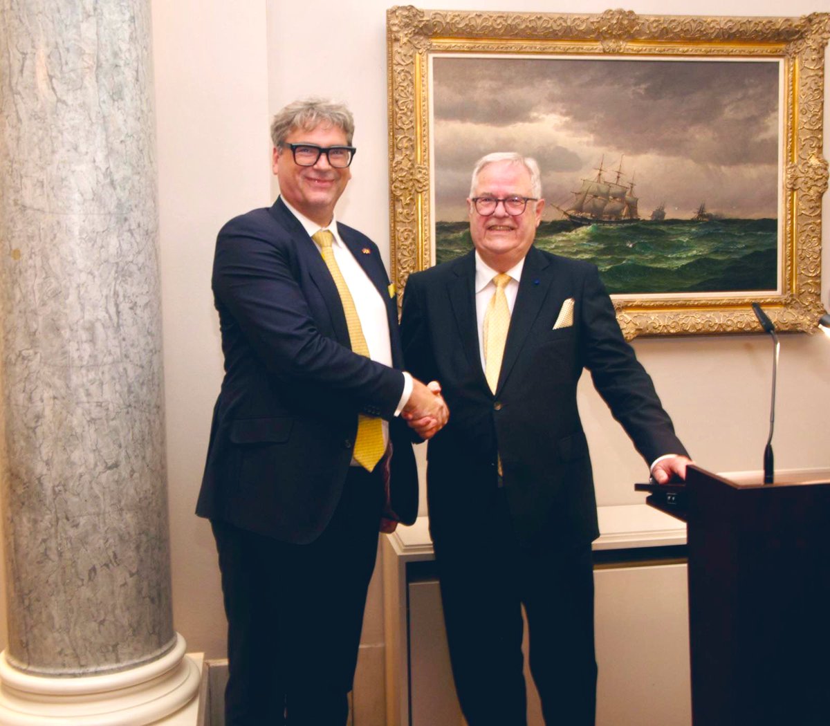 BelBotschaft's tweet photo. Letzte Woche wurde Maxim Kleine zum 🇧🇪 Honorarkonsul in Hamburg &amp; Schleswig-Holstein ernannt. Viel Erfolg!

ℹ️ Mittlerweile vertreten 9 Honorarkonsul:innen 🇧🇪 in 🇩🇪.

Wir danken von ganzem 🖤💛❤️ Rainer Schöndübe für die 2️⃣7️⃣ Dienstjahre und freuen uns auf ein Wiedersehen 🙏 https://t.co/e3rta1tLvi