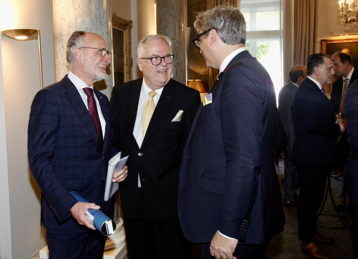BelBotschaft's tweet photo. Letzte Woche wurde Maxim Kleine zum 🇧🇪 Honorarkonsul in Hamburg &amp; Schleswig-Holstein ernannt. Viel Erfolg!

ℹ️ Mittlerweile vertreten 9 Honorarkonsul:innen 🇧🇪 in 🇩🇪.

Wir danken von ganzem 🖤💛❤️ Rainer Schöndübe für die 2️⃣7️⃣ Dienstjahre und freuen uns auf ein Wiedersehen 🙏 https://t.co/e3rta1tLvi