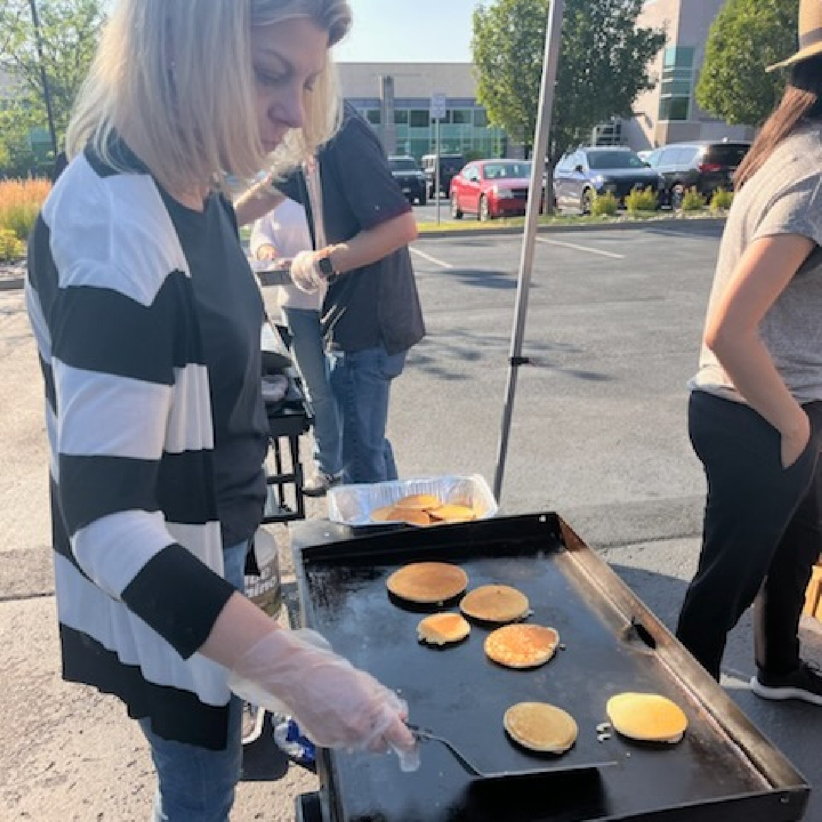AlloSource's tweet photo. Weather cooperated at our employee #appreciation pancake breakfast event! Some folks started their shift with pancakes, and others ended their shift with pancakes. Regardless, everyone left the parking lot full! #TeamAlloSource https://t.co/fmPt8xtfDz