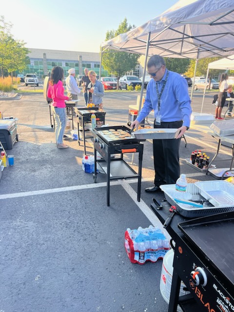 AlloSource's tweet photo. Weather cooperated at our employee #appreciation pancake breakfast event! Some folks started their shift with pancakes, and others ended their shift with pancakes. Regardless, everyone left the parking lot full! #TeamAlloSource https://t.co/fmPt8xtfDz