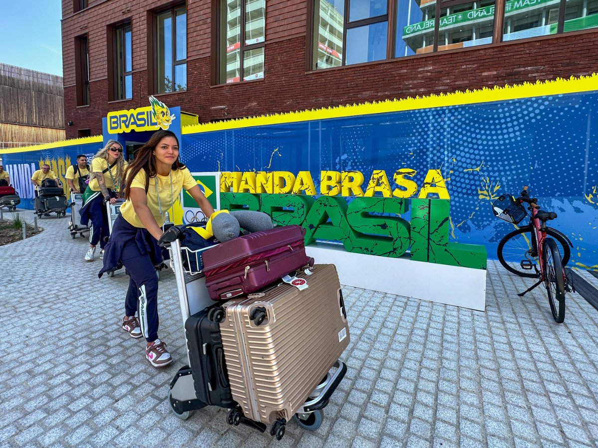 timebrasil's tweet photo. OLHA ELAS! 😁💚💛

Nossa seleção feminina de vôlei acaba de chegar na Vila Olímpica! 

Falta pouquinho para #Paris2024! https://t.co/lt3EiLIqsh